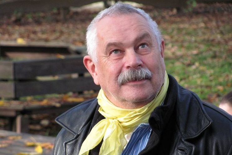 Paul G. Gaffron – Leiter der Jugendbildungsstätte Berchum in Hagen / NRW"Hinterm Horizont", so wird ein Projekt der "eSw – Evangelische Schülerinnen- und Schülerarbeit in Westfalen" bezeichnet, in dem 50 Jugendliche zwischen 14 bis 20 Jahren ein halbes Jahr lang ein Multimedia-Spektakel in den Bereichen Tanz, Theater und Musik über den Dialog der Religionen erarbeiten. Die wöchentlichen Trainings und vier Wochenendveranstaltungen werden in der Jugendbildungsstätte Berchum durchgeführt. Rund die Hälfte der Jugendlichen hat muslimische Wurzeln. Viele kommen aus Hauptschulen in Hagen. Am Ende des Projekts wird es verschiedene Aufführungen geben. Zudem wird eine Gruppe Jugendlicher gegründet, die auch weiterhin ehrenamtlich arbeitet – als "Botschafter_innen für Frieden und Verständigung". Das Projekt soll mit Methoden der Kulturpädagogik nachhaltig wirken.Kreatives Potenzial nutzenAus diesem Grund werden Praxismodule entwickelt. Wir wollen den Gefahren der Kurzzeitpädagogik entgegen steuern und die Jugendlichen in ihrem kreativen Potenzial stärken. Und dieses Potenzial schätzen wir sehr hoch ein. Trotzdem lässt sich beobachten, dass sich gerade die jüngeren Jugendlichen oft selbst im Weg stehen. Viele haben Probleme mit Minderwertigkeitsgefühlen. Dies zu ändern braucht Zeit. Als Praxismodule haben wir deshalb ein kulturpädagogisches Nachfolge-Projekt, eine Schulung zur Erläuterung der Aufgaben als Botschafter_innen sowie eine Ferienfreizeit ins Auge gefasst. Diese Arbeit wird den Jugendlichen Respekt für ihre Leistung vermitteln, aber auch ebenso deutliche Grenzen setzen müssen, damit sie zu guten Ergebnisse kommen können.---Mehr zur Arbeit der "eSw – Evangelische Schülerinnen- und Schülerarbeit in Westfalen" finden Sie hier...---Weiter zu: "Welche Ergebnisse hat die jugendpolitische Initiative JiVE bislang gebracht? Wie geht es jetzt weiter?"Zurück zum Artikel...
