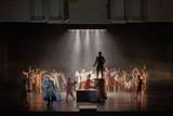 George Gagnidze (Bojar Schaklowity) und Ensemble