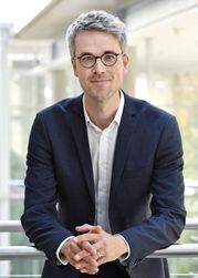 Prof. Dr. Manuel Trenz in dunkelblauem Sakko.