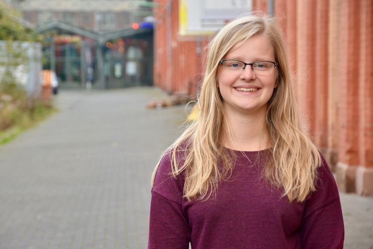 comeback 2019 ESK - Die Europäische Freiwillige Paula vor dem KulturBahnhof Kassel