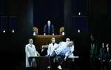 Michael Volle (Don Giovanni), Peter Rose (Komtur), Riccardo Fassi (Leporello) und Komparserie