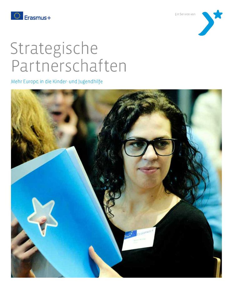 Titel der Broschüre zu den Strategischen Partnerschaften. Frau und Mann sind in ein Gespräch vertieft und die Frau zeigt dabei auf eine Pinnwand.