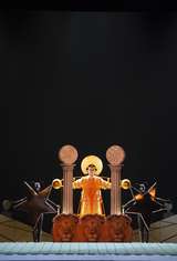 Tänzer und Kwangchul Youn (Sarastro)
