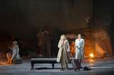 Anna Prohaska (Silvia), Martina Gedeck (Tanja) und Ensemble