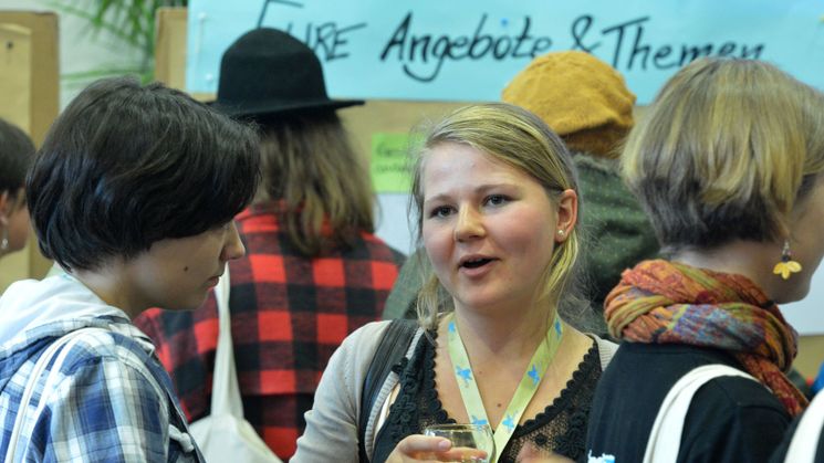 Junge Europäische Freiwillige diskutieren zusammen