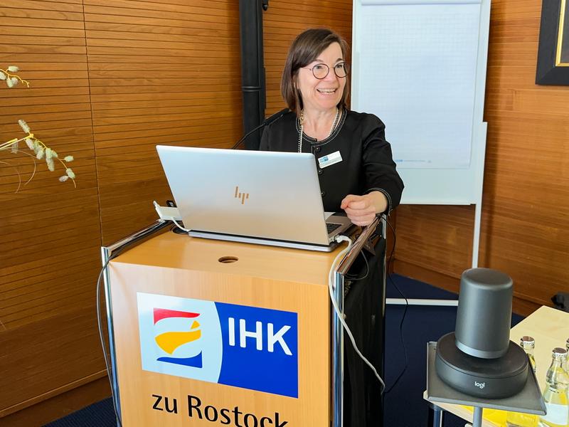 Hauptgeschäftsführerin der IHK zu Rostock, Melanie Wicht bei ihrer Begrüßung über Vertrauen und Verbundenheit im Kundenverhältnis