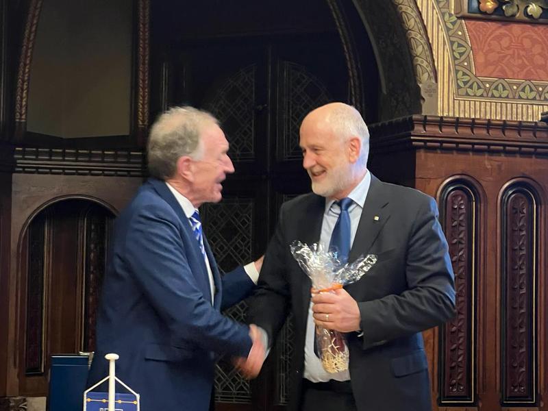 Jörg Rackow tritt nicht mehr als Bezirksverbandsvorsitzender an und wird herzlich vom Präsidenten Michael H. Heinz verabschiedet.