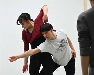 "Harry Truman" von Masayoshi Katori

Es tanzen (im Bild von links nach rechts): Ludmila Komkova und Tatsuki Takada