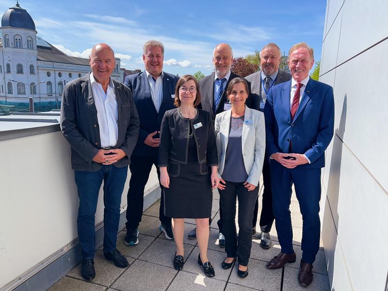 v.l.n.r. auf der Terrasse der IHK zu RostockChristoph Klug - Klug Beraten als Referent,   René Ohnesorg - Vorsitzender des Bezirksverbandes Rostock,   Melanie Wicht - Hauptgeschäftsführerin der IHK zu Rostock,   Jörg Rackow - Vorsitzender des Landesverbandes Mecklenburg- Vorpommern,   Jana Zirzow -  Referentin Vermittlergewerbe bei der IHK,   Olaf Heilig - Vorsitzender des Bezirksverbandes Schwerin (Versammlungsleiter),  Michael H. Heinz - Präsident des Bundesverbandes Deutscher Versicherungskaufleute e.V. Bonn