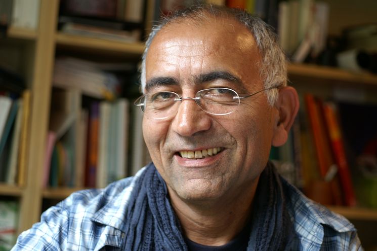 Dr. Ali Fathi, MitEinAnderS: Coaching und Training im transkulturellen Kontext HamburgDiversity, auf Deutsch "Umgang mit Unterschiedlichkeit", spricht für eine bewusste Haltung in der zwischenmenschlichen Beziehung und Begegnung. Diversity als Haltung setzt eine Kompetenz voraus, in der die Gleichwertigkeit des Anderen durch Empathie und das Verstehen der Haltung des Gegenübers in seiner Wahrnehmung gewährleistet wird.Im Kernpunkt unserer Begegnungen bewegt uns unser Menschen- und Weltbild, welches durch die unterschiedlichen Erfahrungen, durch Herkunft und Geschlecht und unser erworbenes Wertesystem geprägt wird. Ich begreife unser sozialisiertes Wertesystem als entscheidend für unsere innere Bindung zu uns selbst und ebenso für unsere äußere Bindung zu Anderen.Andere Wahrheiten gelten lassenIm Alltag äußern sich unsere Bilder und Werte durch unsere Begegnungen. Wo die Begegnungen unterschiedlicher Werte und Bilder sich widersprechen, ist die Ambiguitätstoleranz notwendig – eine Fähigkeit, um in der globalisierten Welt einen menschlichen Umgang des MitEinAnders zu ermöglichen. Die Herausforderung besteht darin, dass wir die andere Wahrheit gelten lassen, ihren Kontext verstehen können, ohne unbedingt damit einverstanden zu sein, ohne ihr mit Gleichgültigkeit zu begegnen oder ihr aus dem Wege zu gehen. Dieser Umgang bereichert uns selbst durch unseren angestrebten Zugang zu den dahinter liegenden Ressourcen bei unserem Gegenüber.---Weiter zu: "Was ist der Unterschied zwischen interkultureller und diversitätsbewusster Jugendarbeit?"Zurück zum Artikel...
