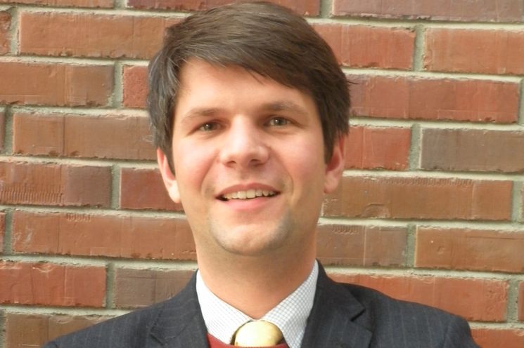 Martin Bach, Allianz KulturstiftungWelche Rolle spielt Europa in Ihrer täglichen Arbeit?Europa spielt eine ganz wichtige Rolle für mich. Ich bin Projektleiter der Allianz Kulturstiftung, die Europäische Integration – und damit meine ich nicht nur die politische EU! – mit Bildungsprojekten fördert. Unsere Zielgruppe ist die Jugend und wir unterstützen zivilgesellschaftliches Engagement; das bedeutet in vielen Fällen Projekte, die über nationale Grenzen hinausgehen.Wie vermitteln Sie jungen Menschen Europa?Das tun wir auf ganz unterschiedliche Art und Weise. Das Thema Europäische Öffentlichkeit ist uns sehr wichtig und hierzu veranstalten wir beispielsweise die Diskussionsreihe "Reden über Europa". Dazu laden wir bekannte Vertreter aus Politik, Wirtschaft, Philosophie und vielen anderen Bereichen ein und das Ganze findet an Orten wie der Staatsoper Berlin statt. Diese Veranstaltungsreihe wird sehr gut angenommen. Dann gibt es auch noch unsere alljährliche Sommerakademie, die sich an Studierende von fünf Universitäten aus unterschiedlichen Ländern richtet. Zudem fördern wir einige Projekte im Internet wie die Netzinitiative CafeBabel, Europe &amp; me und Eurozine. Wichtig ist uns außerdem, Lehramtsstudenten für Europa und europäische Themen zu sensibilisieren.     "Europa vermitteln" ist das Motto dieses Fachforums. Aber was soll eigentlich vermittelt werden, welche Facette Europas?Vermittelt werden soll das Thema Europa im Ganzen – ganz besonders durch Austausch. Wir wollen Europa erlebbar machen, indem wir Menschen zusammenbringen.