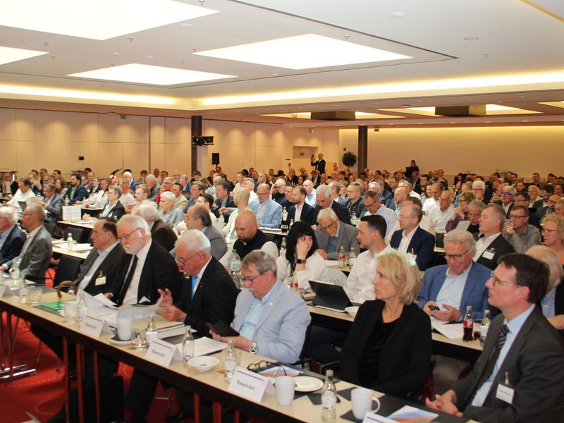 Einen Tag nach dem Festakt fand am 8. Mai die reguläre Mitgliederversammlung statt