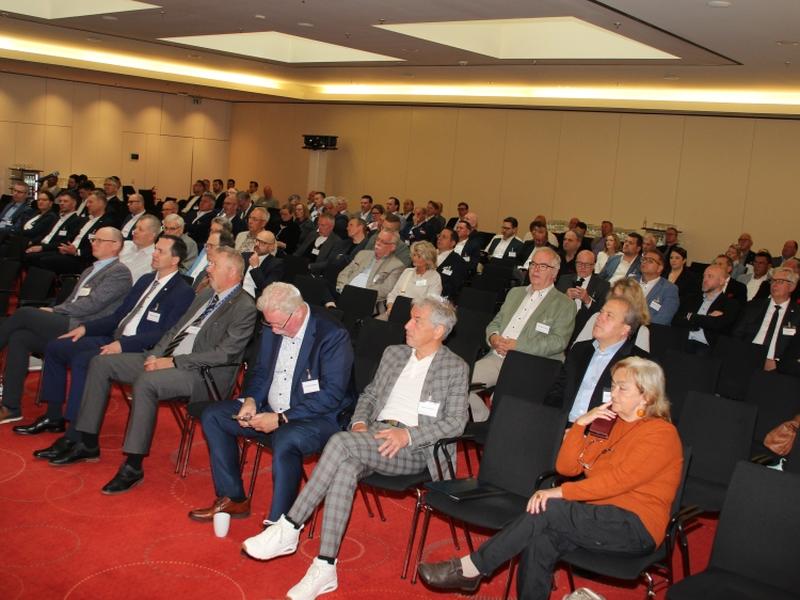 Rund 200 Teilnehmer verfolgten mehrere Vorträge zum KI-Einsatz