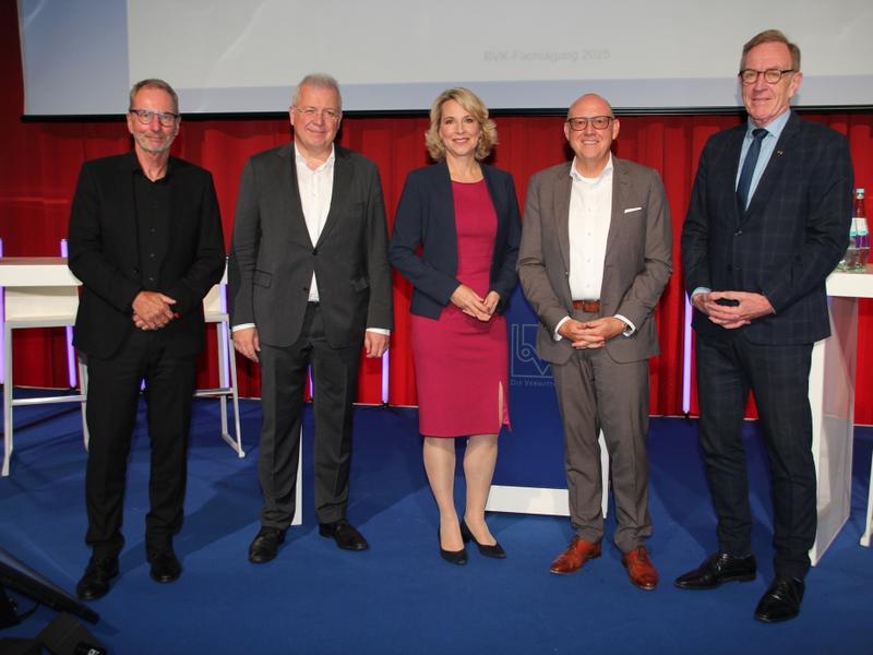 Die Diskutanten der Podiumsdiskussion (v.l.) Peter Bochnia (LVM-Vorstandsmitglied), Markus Ferber (MdEP, EVP-Fraktion), Ina Böttcher, Frank Kettnaker (AHL-Gruppe) und BVK-Präsident Michael H. Heinz. Nicht im Bild, weil online zugeschaltet, ist Wirtschaftswissenschaftler Prof. Dr. Henning Zülch (HHL Leipzig Graduate School of Management)