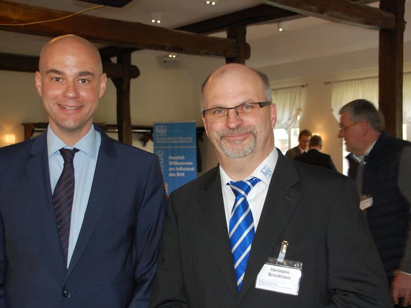 Die IHK als verlässlicher Partner !Ein gern gesehener Gast: Simon Alex von der IHK OstfrieslandNicht im Bild Peter Wellmann von der IHK Oldenburg