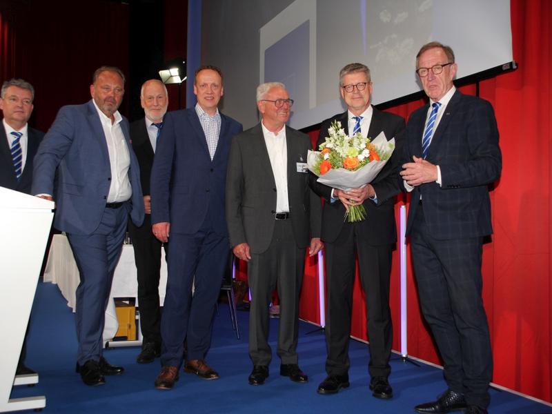 BVK-Vizepräsident Gerald Archangeli (mit Blumen) wurde einstimmig wiedergewählt. (v.l.) BVK-Hauptgeschäftsführer Dr. Wolfgang Eichele, die LV-Vorsitzende Ludger Tillmann (NRW) und Jörg Rackow (Mecklenburg-Vorpommern), BVK-Vizepräsident Andreas Vollmer, BVK-Ehrenpräsident Ludger Theilmeier sowie BVK-Präsident Michael H. Heinz gratulierten