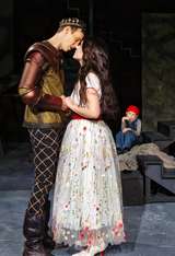Zachary Wilson (Königssohn), Álfheiður Erla Guðmundsdóttir (Schneewittchen) und Mitglied des Kinderchors der Staatsoper