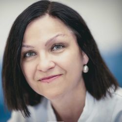 Portraitaufnahme von Prof. Dr. Katrin Neumann in weißer Bluse.