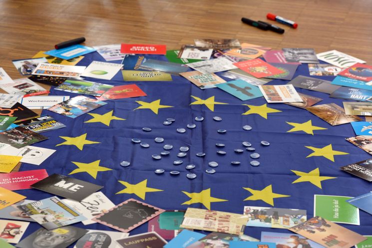 Europaflagge umgeben von Infomaterial zu Europa