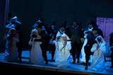 Anna Netrebko (Leonora), Plácido Domingo (Graf Luna) und Ensemble
