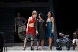 Klaus Christian Schreiber (Lillas Pastia), Alyona Abramova (Frasquita), Anita Rachvelishvili (Carmen), Serena Sáenz (Mercédès) und Ensemble