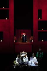 Michael Volle (Don Giovanni), Peter Rose (Komtur), Riccardo Fassi (Leporello) und Komparserie