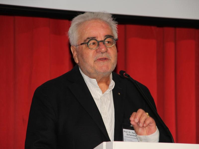 Der Rechtswissenschaftler Prof. Dr. Hans-Peter Schwintowski hielt zu Beginn einen Impulsvortrag über den rechtlichen Status von Finfluencern