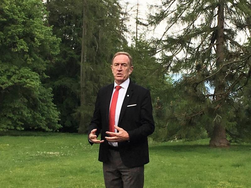 Michael Heinz, Präsident des BVK, begrüßt die Gäste.