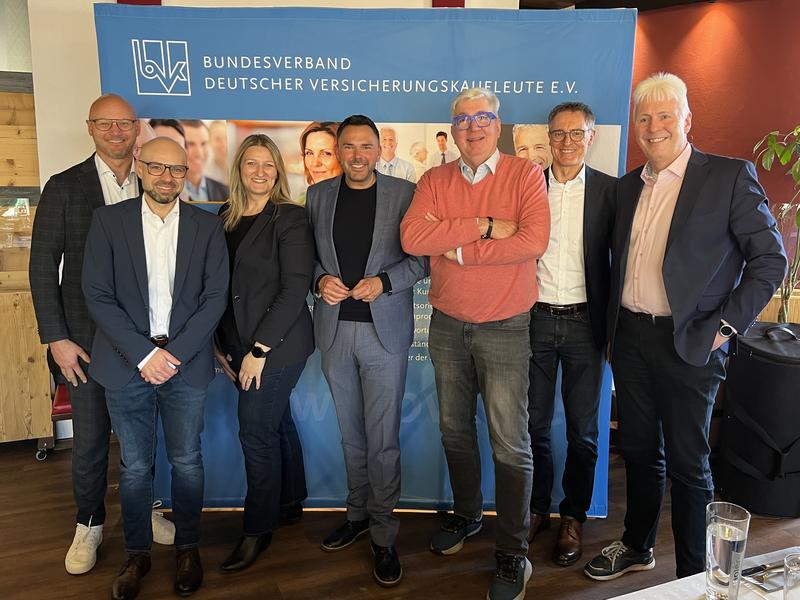 Gastredner Robert Göpel mit BV-Vorstandschaft und Marco Seuffert