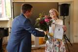 Jubiläumsempfang im Rathaus Lichtenberg am 25. Juni 2025: Martin Schaefer, Bezirksbürgermeister von Lichtenberg, überreicht Regina Lux-Hahn die Ehrenurkunde des Bezirkes Lichtenberg