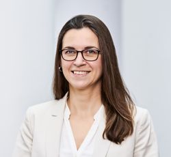 PD Dr. Christine Blome in hellem Blazer vor unscharfem Hintergrund.