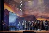 Jaka Mihelač (Sid) und Herren des Staatsopernchores