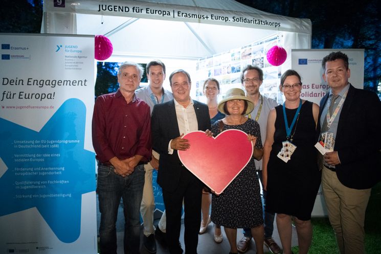 Gruppenfoto des Teams von JUGEND für Europa mit Armin Laschet, Ministerpräsident des Landes Nordrhein-Westfalen