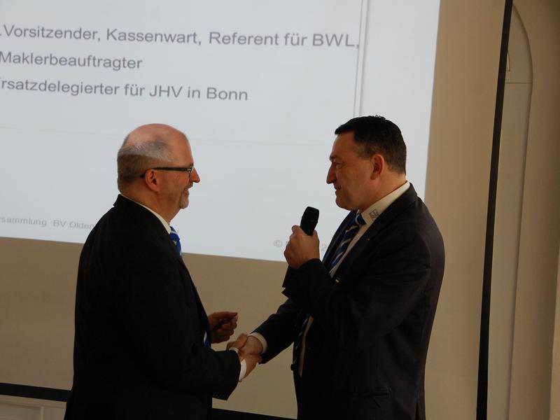 Wiederwahl des Vorsitzenden!Wahlleiter Hans-Hermann Oldewurtel gratuliert Hermann Brockhaus 