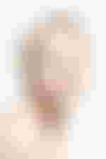 Eine blonde Frau posiert für eine helles Foto