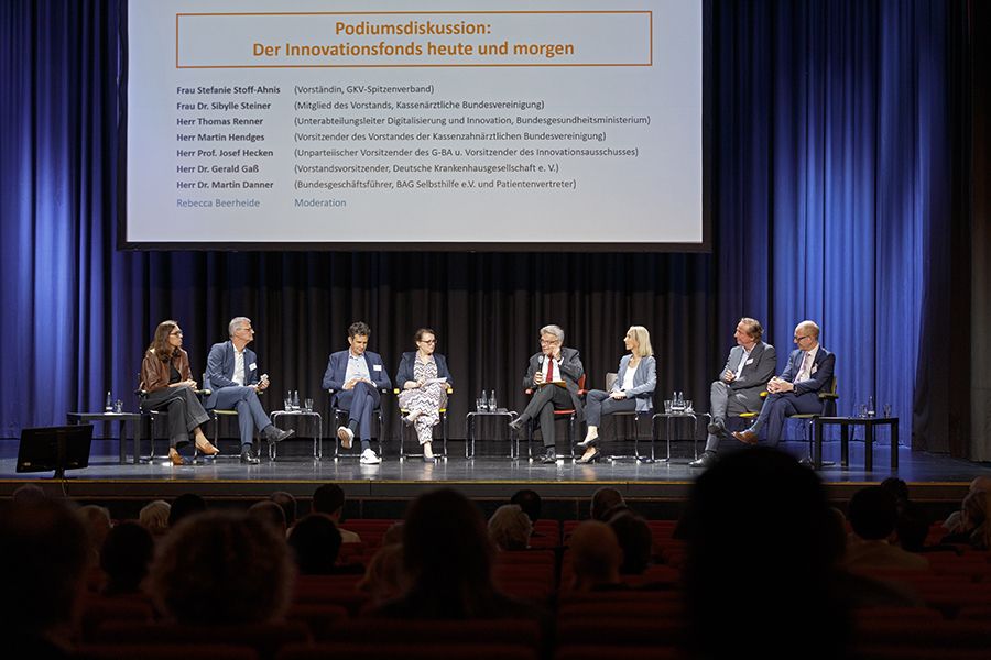 Foto: Teilnehmerinnen und Teilnehmer der Podiumsdiskussion