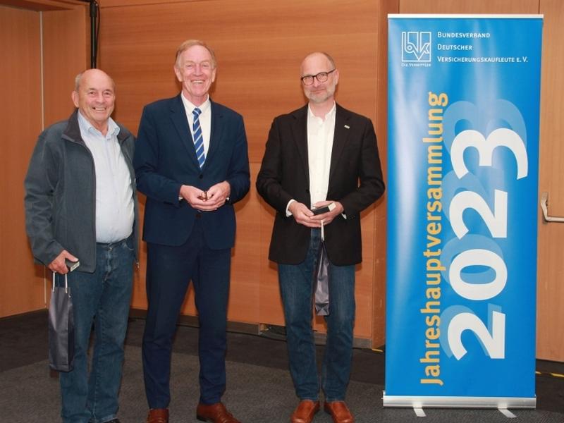 Für ihr jahrelanges ehrenamtliches Engagement erhielten die ehemaligen Bezirksverbandsvorsitzende Willi Hombach (l.) und Rainer Haarmann (r.) Präsente von BVK-Präsident Heinz überreicht