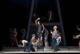 Alyona Abramova (Frasquita), Adam Kutny (Moralès), Anita Rachvelishvili (Carmen), Klaus Christian Schreiber (Lillas Pastia), Serena Sáenz (Mercédès) und Ensemble
