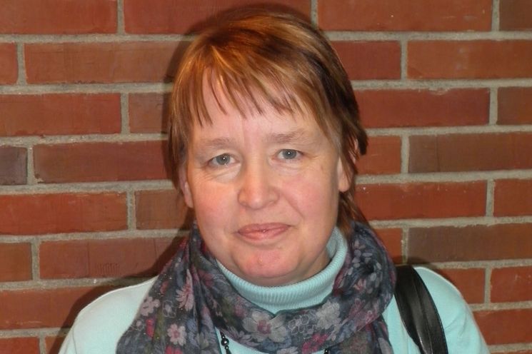 Regina Gaede, Bildungsstätte der Sportjugend Sachsen-AnhaltWelche Rolle spielt Europa in Ihrer täglichen Arbeit?Ich arbeite bei der Sportjugend Sachsen-Anhalt und bin dort zuständig für internationale Begegnungen. Jedes Jahr organisieren wir eine große Begegnung mit Teilnehmern aus sieben europäischen Ländern, und dafür bin ich die Hauptverantwortliche. Von daher interessiert es mich, was bei JUGEND IN AKTION so passiert. Ich finde es sehr schade, dass das neue Programm ganz in Richtung Berufsfähigkeit gehen soll – damit ist ein Jahrzehnt unserer Arbeit gewissermaßen zunichte gemacht.Denn das ist wichtig: Die Sportjugend macht nicht nur Sport, sondern wir machen alles rund um den Sport, also wir bieten zum Beispiel auch Ausbildungen zum Jugendgruppenleiter an. Die Jugendlichen kommen zu uns, weil sie ein zweites Zuhause finden wollen.   Wie vermitteln Sie jungen Menschen Europa?Das Thema Europa ist vorherrschend in unserer großen Jugendbegegnung. Zentrales Element ist da ein "Planspiel Europäischer Rat", bei dem jeweils zwei Schüler gemeinsam ein Staats- und Regierungsoberhaupt darstellen. Am Ende werden Verträge geschlossen und es finden lange Diskussionen statt. Aus dieser Jugendbegegnung haben sich im Laufe der Zeit auch andere Aktionen entwickelt, zum Beispiel eine gemeinsame Jugendleiterausbildung.Dazu kommen aus sieben Ländern je fünf Jugendliche zusammen, um sich ausbilden zu lassen und europäische Rechte im Jugendbereich kennen zu lernen. Das ist dann sehr europäisch, ohne dass aber thematisch unbedingt die europäischen Institutionen im Vordergrund stehen. Aber wir haben auch während des Jahres verschiedene Aktionen rund um Europa. Regelmäßig kommt ein Europa-Abgeordneter zu uns, den die Jugendlichen dann mit Fragen löchern, und wir fahren zum Regierungssitz in Sachsen-Anhalt, wo die jungen Leute vor Ort etwas über die Beziehungen zwischen unserem Bundesland und der EU erfahren.  "Europa vermitteln" ist das Motto dieses Fachforums. Aber was soll eigentlich vermittelt werden, welche Facette Europas?Hm, wir möchten eigentlich die europäische Politik vermitteln, weniger die Kultur. Denn die verschiedenen kulturellen Seiten, die machen die Leute ganz von alleine untereinander aus, wenn sie zusammen feiern, quatschen,... ja wenn sie einfach Zeit zusammen verbringen. Aber wir möchten eine gewisse emotionale Einstellung zu Europa vermitteln, Anstöße geben, aufzeigen, was Europa den Jugendlichen in Zukunft bringt. Und Einstellungen, die sind mir viel wichtiger als genaue Kenntnisse, wofür welche europäische Institution zuständig ist!