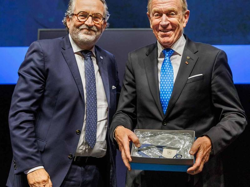 Kommerzialrat Christoph Berghammer (l.), Vorsitzender des Fachverbandes der österreichischen Versicherungsmakler, überreichte dem BVK eine Freundschaftsmedaille