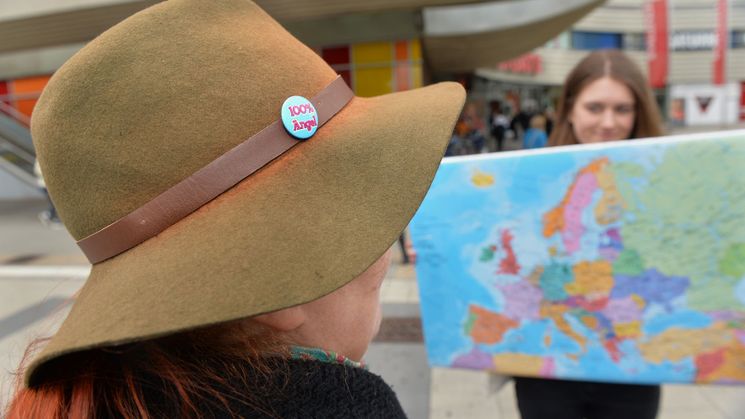 Frau mit Hut vor einer Europakarte