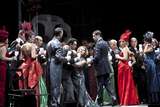 Abdellah Lasri (Alfredo Germont), Nadine Koutcher (Violetta Valéry, 25. & 27. Dez2015), Dominic Barberi (Barone Douphol), Mitglieder des Staatsopernchors
