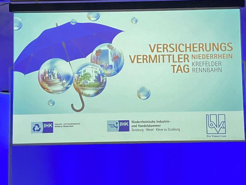 Am 07.09.2022 besuchte der Bezirksverband Aachen des BVK den Versicherungsvermittlertag der IHK Mittlerer-Niederrhein in Krefeld.Bereits als die Information der Kollegen des Bezirksverbandes Mittlerer Niederrhein des BVK uns erreichte, beschloss der Vorstand des BV Aachen an diesem Tag nach Krefeld zu reisen und dem Versicherungsvermittlertag beizuwohnen und nach langer Zeit nochmal einer Präsenzveranstaltung beizuwohnen, sowie sich mit den Kollegen des benachbarten BV in den geselligen Austausch zu gehen.Kurzerhand beschlossen wir den Kolleginnen und Kollegen des BV Aachen diese Veranstaltung ans Herz zu legen und gemeinsam mit uns an diesem Treffen teilzunehmen.Es wurde eine Fahrgemeinschaften gebildet, so dass wir alles geschlossen den Veranstaltungsort erreichten.Der Versicherungsvermittlertag war eine rundum sehr gut vorbereitete und durchdachte Veranstaltung mit tollen Gastredner und hochinteressanten Themen.Im Anschluss der Veranstaltung lud der Vorstand des BV Aachen die mitgereisten Mitglieder auf ein entspanntes Abendessen samt Kaltgetränken in den Nordbahnhof Krefeld ein.In gemeinsamer Runde wurde noch ein rege über die vorgetragenen Themen diskutiert.