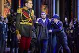 Michael Fabiano (Herzog von Mantua), Giorgi Mtchedlishvili (Monterone) und Ensemble