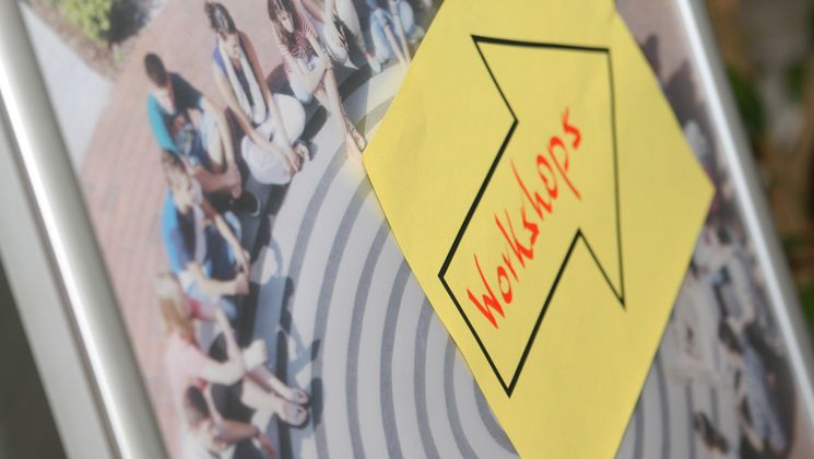 Plakat mit Aufschrift Workshops