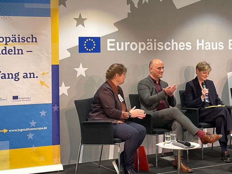 Der Parlamentarische Staatssekretär, Sven Lehmann, auf der Fachtagung Engagiert in Europa in Berlinam 13.03.2023