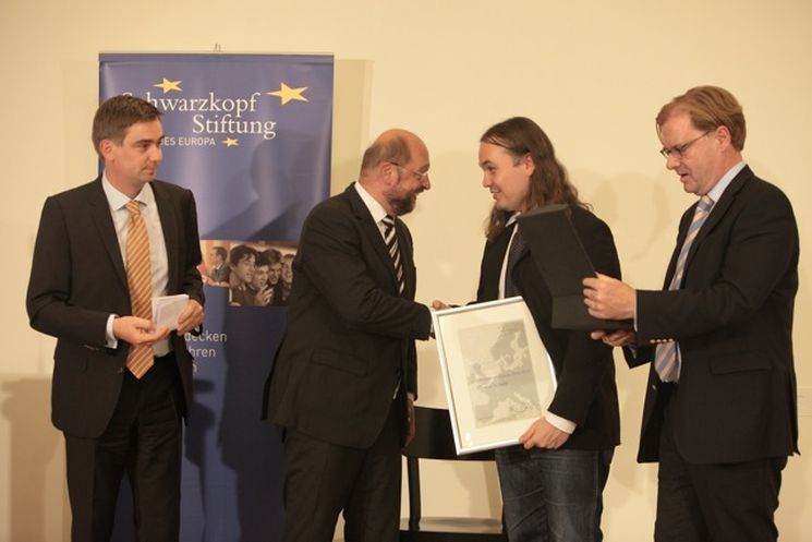 Martin Schulz überreicht den Preis der Schwarzkopf-Stiftung "Junger Europäer 2012" an Robin May. Bild: Adrian Jankowski