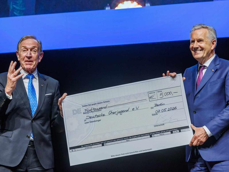 Als Dank spendete der BVK einen Scheck in Höhe von 5.000 an den Verein Deutsche Chorjugend, den Bundespräsident a.D. Christian Wulff in seiner Funktion als Präsident des Deutschen Chorverbandes annahm