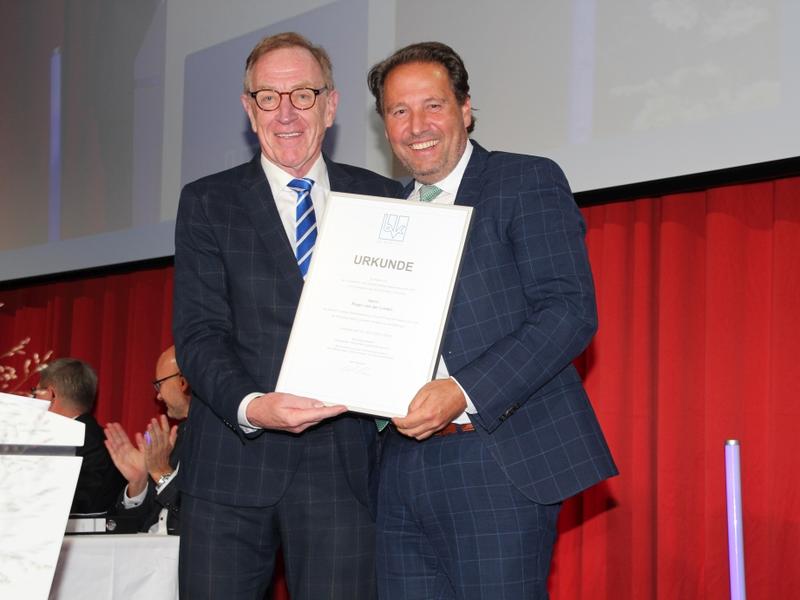 Roger van der Linden (r.), Vorsitzender des niederländischen Maklerverbandes ADFIZ, wurde zum Ehrenmitglied von BVK-Präsident Heinz ernannt
