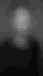 Mann in einem schwarzen Shirt mit Rundhalsausschnitt